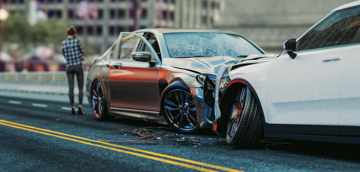 Accidente de auto en Jacksonville: dos coches chocados, mujer observando